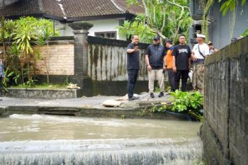 Wabup Bagus Alit Sucipta Tinjau Dua Lokasi Banjir di Kuta Utara