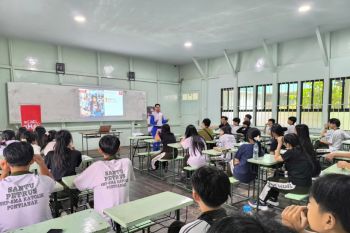 Asmo Kalbar edukasi safety riding ke pelajar SMA Santu Petrus
