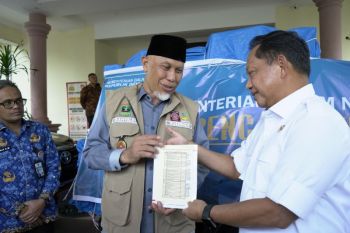 Mendagri serahkan bantuan untuk korban bencana di Sumbar