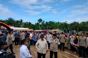 President Prabowo inspects temporary housing for Agam flood victims