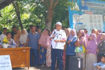 Wamen UMKM serahkan bantuan sembako ke warga terdampak banjir Sasak