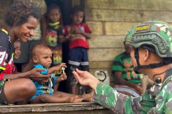 Prajurit Satgas Yonif 753/AVT melakukan binter perbatasan RI-PNG di Kampung Mot