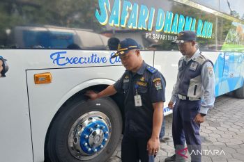 Tim gabungan Temanggung melakukan rampcheck kendaraan di garasi bus