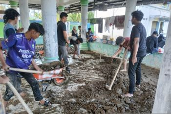 Relawan Mahasiswabersihkan lumpur bekas banjir di Pidie Jaya