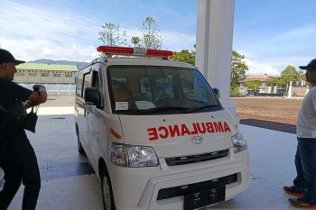 Pemkab Jayawijaya menerima bantuan satu ambulans dari perusahaan penerbangan