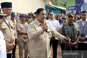 Prabowo yakinkan pengungsi tak sendiri, semua bekerja perbaiki keadaan
