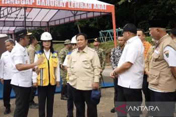 Presiden Prabowo meninjau pemulihan jalur darat di Lembah Anai, sapa para pekerja
