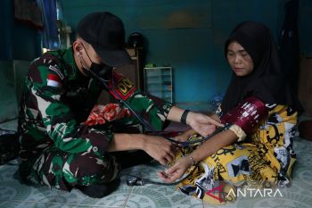 Satgas Pamtas Kostrad layani kesehatan warga