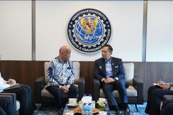 Menko AHY membahas penanganan bencana Sumatera dengan Ilham Habibie
