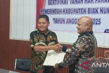 Badan Pertanahan Nasional/ATR Biak serahkan dua sertifikat hak pakai sekolah