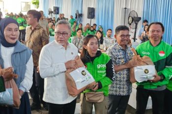 Zulhas bagikan 1.000 paket sembako murah untuk pengemudi ojol