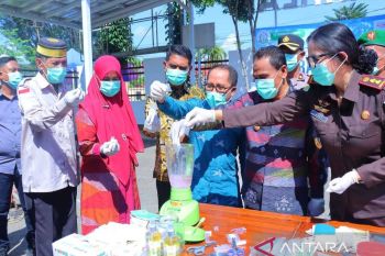 Kejaksaan Dompu musnahkan barang bukti dari 24 kasus