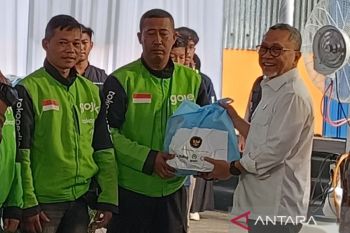 Kemenko Pangan-Bulog membagikan 500 paket sembako untuk ojol di Semarang