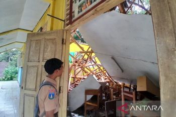 Gedung perpustakaan SMPN Satu Atap Bulakan Serang ambruk