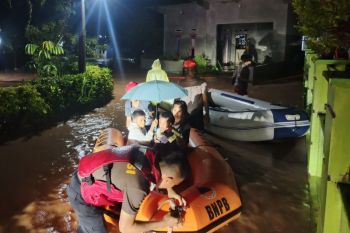 Petugas gabungan evakuasi warga terdampak banjir di Kabupaten Serang