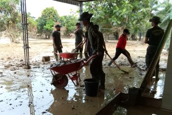 Menwa UIN Ar-Raniry bersihkan rumah ibadah di Aceh Tamiang