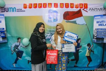 Penyerahan sertifikat dan hadiah kepada pemenang Kompetisi Jurnalistik dan Video