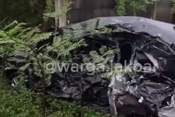 Sebuah minibus tertabrak kereta api jurusan bandara di Kalideres Jakbar