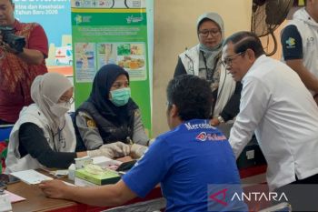 Ribuan penumpang padati Terminal Pulo Gebang pada puncak mudik Nataru