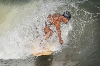 Saat ombak mengetuk pintu dunia