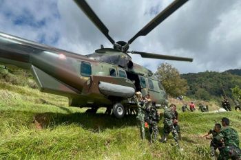 Kirim 2,3 ton bantuan,  Heli Caracal TNI AU  tembus lereng bukit Nagari Sungai Limau  Pesisir Selatan