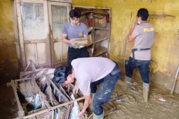 Personel BKO Polda Aceh bersihkan sekolah terdampak bencana