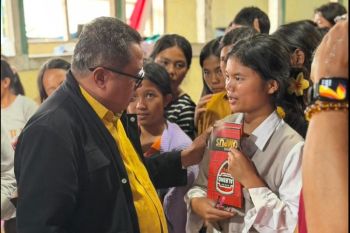 Lamhot salurkan bantuan dan paket Natal ke Pos Pengungsian di Humbang