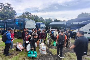 Pemprov Jateng memulangkan 100 warga terdampak banjir Sumatra