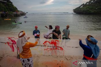 Lukisan kanvas sepanjang 100 meter di Pantai Drini jadi media promosi wisata Gunung Kidul