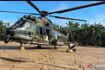 Helikopter AU mendarat di landasan penuh lumpur demi antar logistik ke Aceh Tamiang