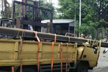 Sopir dan penumpang truk di Cilincing tewas usai tertimpa besi muatannya sendiri