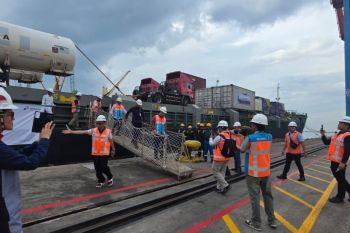 Pertamina Patra Niaga kirim tabung LPG dan drum BBM dengan kapal laut ke Aceh