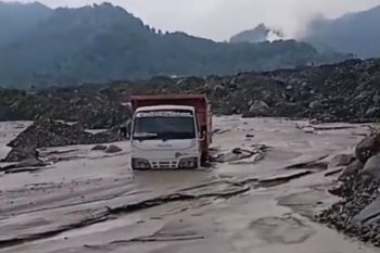 Getaran banjir lahar hujan Gunung Semeru tercatat lebih dari tiga jam
