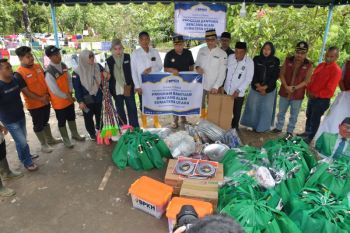 Ketua Komisi VIII DPR salurkan bantuan ke tujuh titik bencana Tapanuli Selatan