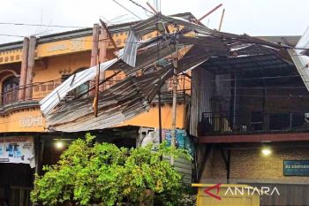 Atap sejumlah bangunan beterbangan saat angin kencang melanda Sampit