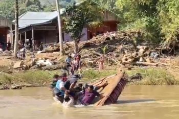 Rakit Wagub Aceh terbalik saat menyeberang sungai di kawasan Pameu