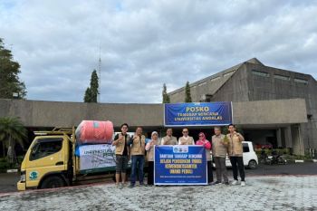 Rektor UNAND Tinjau Lokasi Banjir Bandang dan Longsor di Pesisir Selatan
