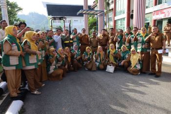 Bupati Pesisir Selatan Hendrajoni serahkan 77 unit traktor roda empat untuk brigade pangan