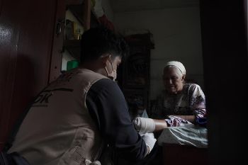 Tim medis Dompet Dhuafa lintas jaringan berikan layanan kesehatan home visit di Sumbar