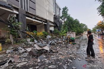 Gapura Paduraksa Pemkab Lamongan ambruk diterjang puting beliung