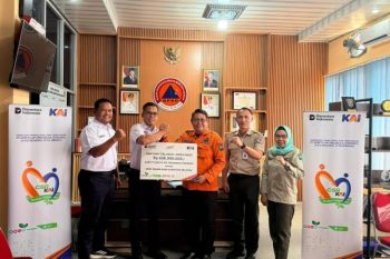 KAI Palembang salurkan bantuan mobil ambulans ke BPBD Muara Enim