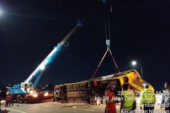 Hukum kemarin, bus terguling hingga KPK geledah rumah Bupati Indragiri Hulu