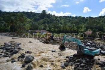 Perbaikan alur sungai di Padang