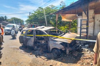 Mobil diduga angkut jerigen berisi BBM terbakar