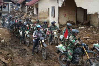 Motor Trail TNI terobos jalan akses KKA Bener Meriah bawa bantuan 10 ton beras