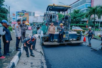Bupati Karawang tinjau perbaikan jalan jelang libur Natal dan Tahun Baru