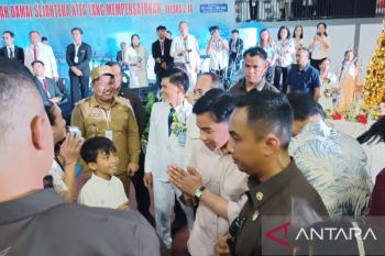 Wapres Gibran bagikan kado Natal untuk anak-anak di Bitung