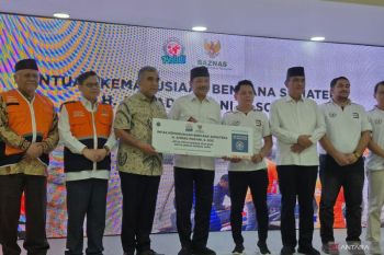 Ketua MPR serahkan bantuan Rp800 juta untuk Sumateramelalui Baznas RI