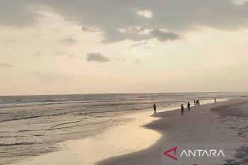 Pemkot Bengkulu larang wisatawan mandi di Pantai Panjang