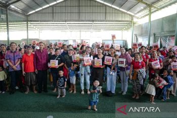 Pemkab Gianyar Bali salurkan makanan tambahan maknai Hari Ibu